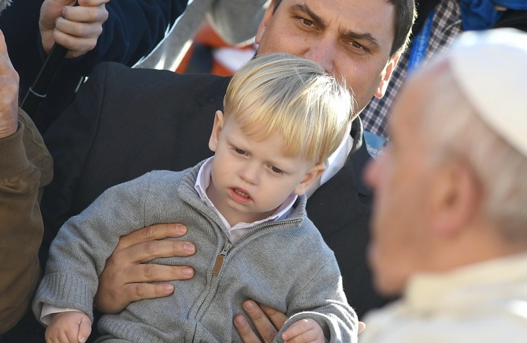 Piazza San Pietro, 22 ottobre 2016: Udienza giubilare Papa Francesco - Papa Francesco con bambino