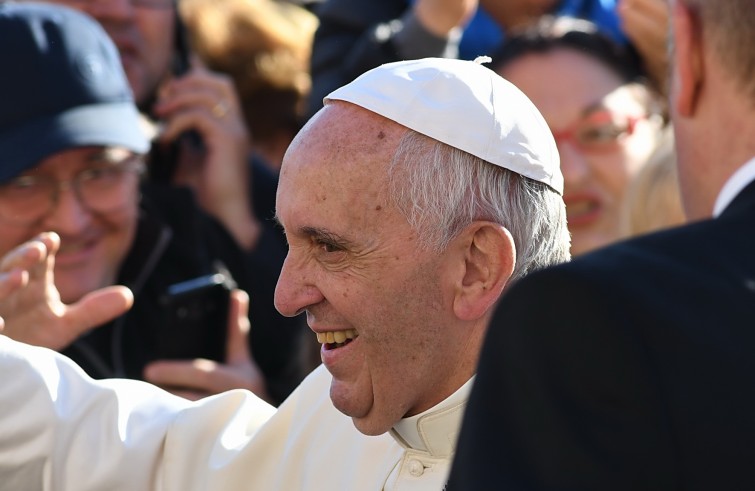 Piazza San Pietro, 22 ottobre 2016: Udienza giubilare Papa Francesco - Papa Francesco saluta i fedeli