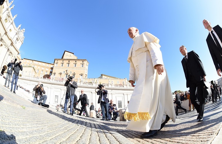 Piazza San Pietro, 22 ottobre 2016: Udienza giubilare Papa Francesco - Papa Francesco sale verso Basilica di San Pietro