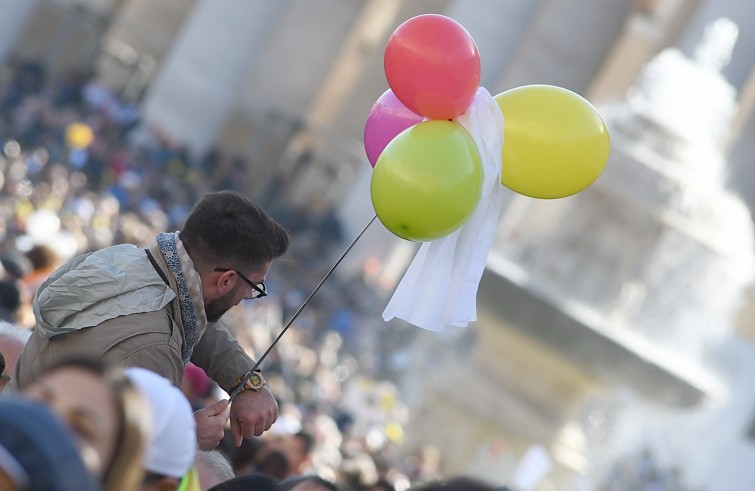 Piazza San Pietro, 22 ottobre 2016: Udienza giubilare Papa Francesco - fedele con palloncini e fontana