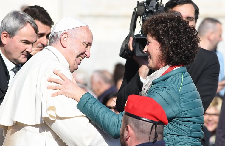 Piazza San Pietro, 22 ottobre 2016: Udienza giubilare Papa Francesco - Papa Francesco saluta malati