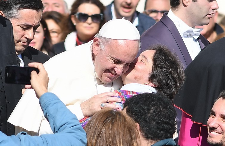 Piazza San Pietro, 22 ottobre 2016: Udienza giubilare Papa Francesco - Papa Francesco saluta malati