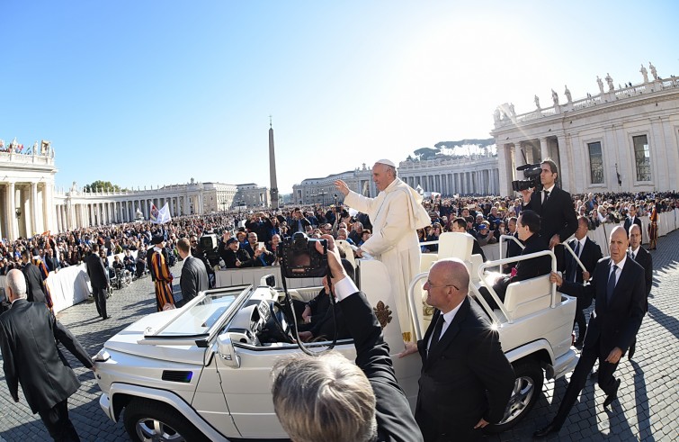 Piazza San Pietro, 22 ottobre 2016: Udienza giubilare Papa Francesco - Papa Francesco saluta da auto