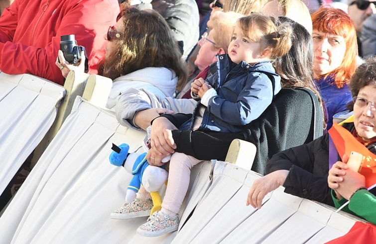 Piazza San Pietro, 12 ottobre 2016: Udienza generale Papa Francesco - bambina con mamma