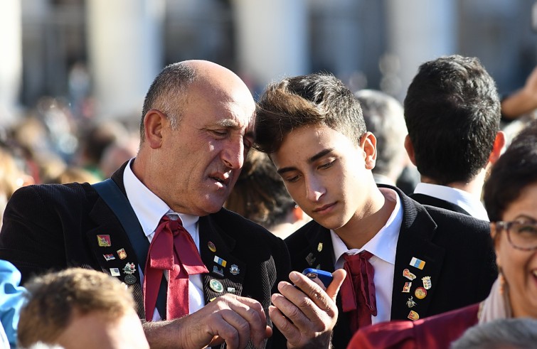 Piazza San Pietro, 12 ottobre 2016: Udienza generale Papa Francesco - papà e figlio guardano cellulare