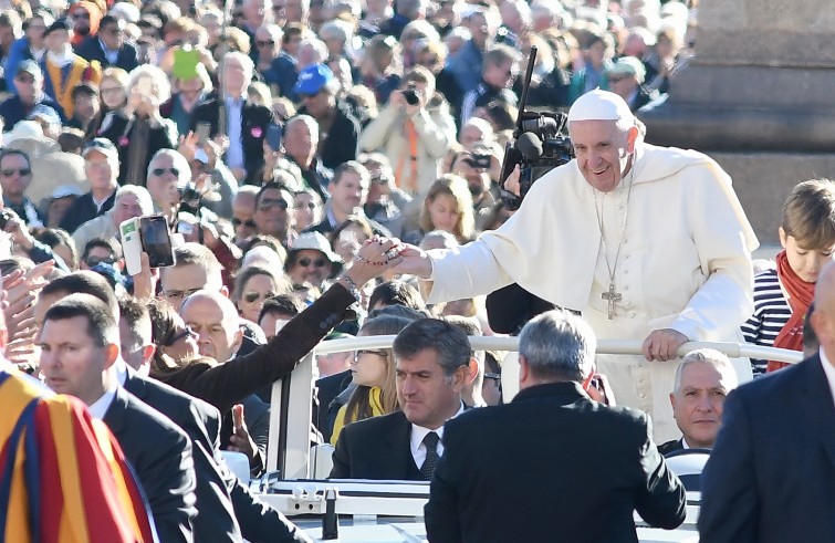 Piazza San Pietro, 12 ottobre 2016: Udienza generale Papa Francesco - Papa Francesco stringe una mano