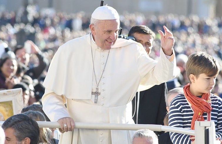 Piazza San Pietro, 12 ottobre 2016: Udienza generale Papa Francesco - Papa Francesco saluta da auto con bambino a bordo