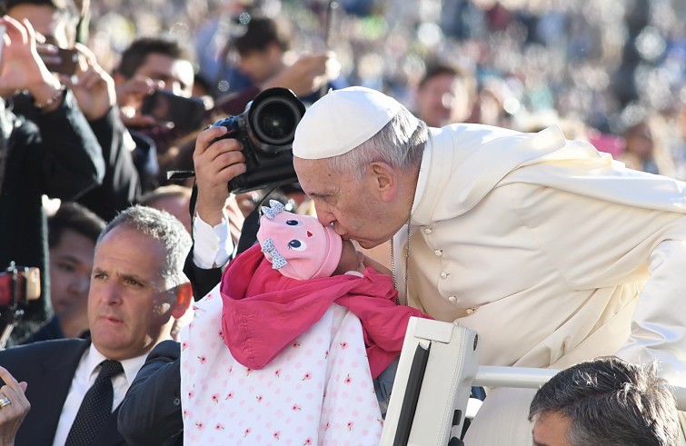 Piazza San Pietro, 12 ottobre 2016: Udienza generale Papa Francesco - Papa Francesco bacia una bambina