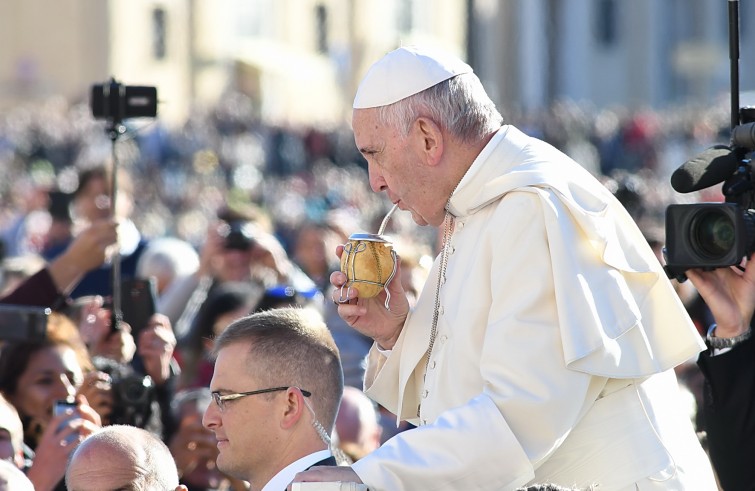 Piazza San Pietro, 12 ottobre 2016: Udienza generale Papa Francesco - Papa Francesco beve mate