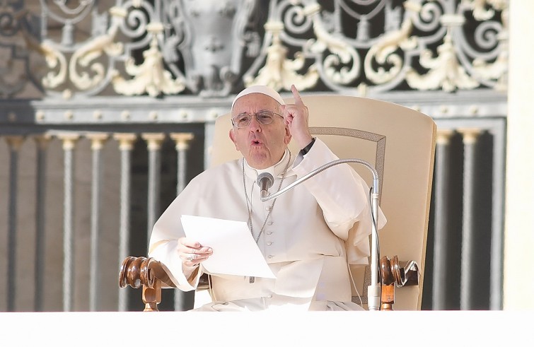 Piazza San Pietro, 12 ottobre 2016: Udienza generale Papa Francesco - Papa Francesco con dito indice sollevato