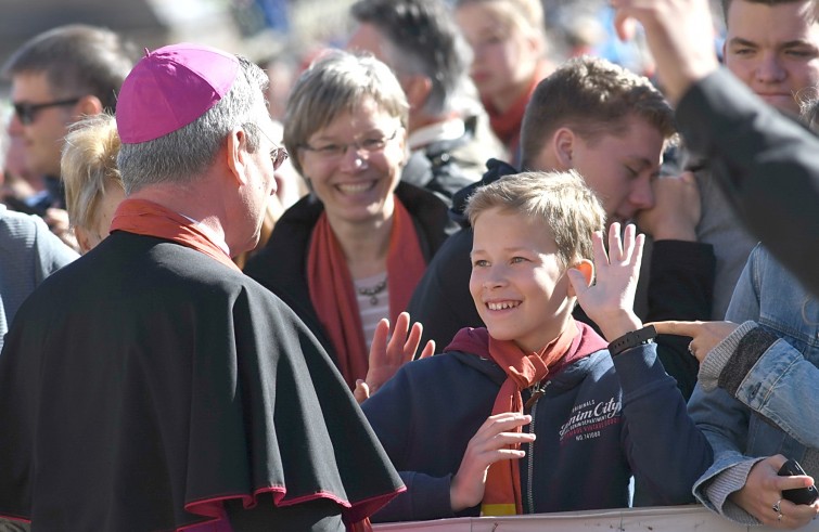 Piazza San Pietro, 12 ottobre 2016: Udienza generale Papa Francesco - bambino saluta vescovo