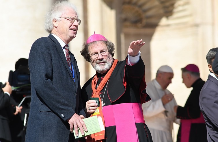 Piazza San Pietro, 12 ottobre 2016: Udienza generale Papa Francesco - Vesvovo con capelli lunghi e barba