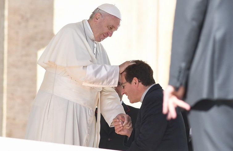 Piazza San Pietro, 12 ottobre 2016: Udienza generale Papa Francesco - Papa Francesco benedice un sacerdote in ginocchio