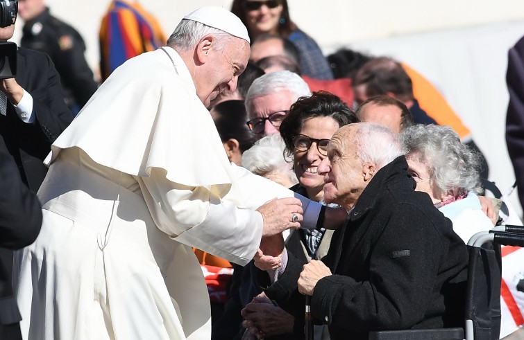 Piazza San Pietro, 12 ottobre 2016: Udienza generale Papa Francesco - Papa Francesco saluta un anziano in carrozzina