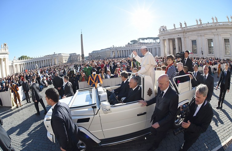 Piazza San Pietro, 12 ottobre 2016: Udienza generale Papa Francesco - Papa Francesco saluta da auto