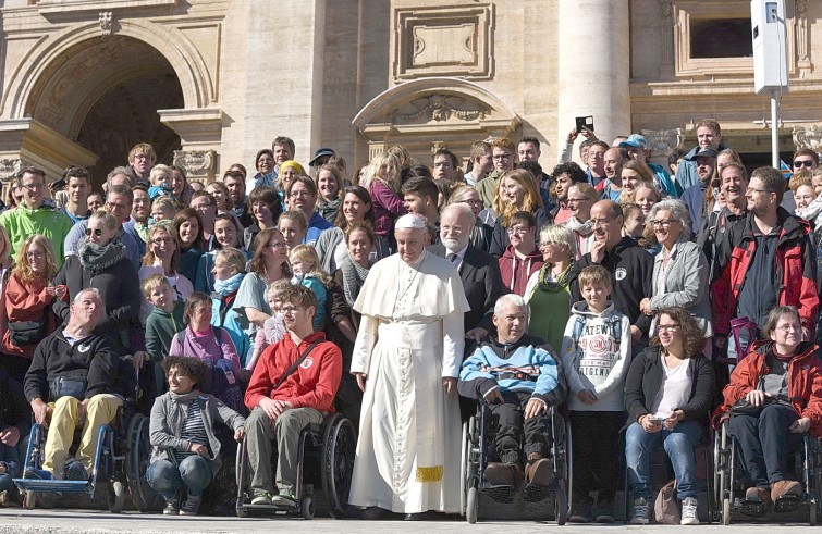 Piazza San Pietro, 12 ottobre 2016: Udienza generale Papa Francesco - Papa Francesco foto di gruppo