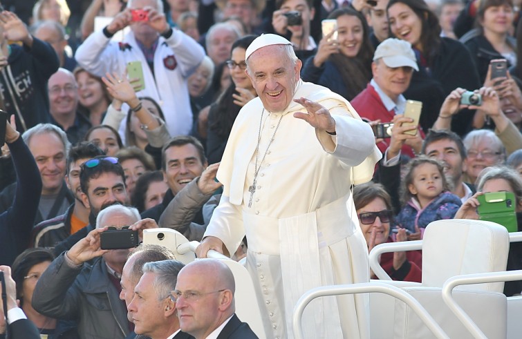 Piazza San Pietro, 19 ottobre 2016: Udienza generale Papa Francesco - Papa Francesco saluta da auto