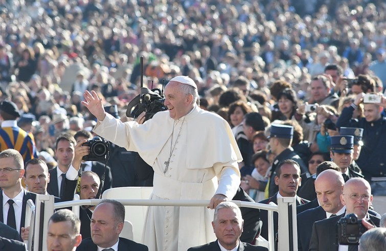 Piazza San Pietro, 19 ottobre 2016: Udienza generale Papa Francesco - Papa Francesco saluta da auto