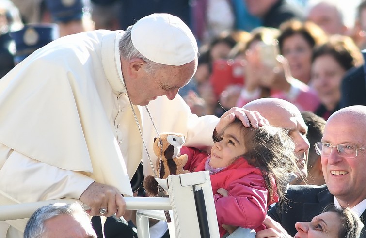 Piazza San Pietro, 19 ottobre 2016: Udienza generale Papa Francesco - Papa Francesco saluta una bambina