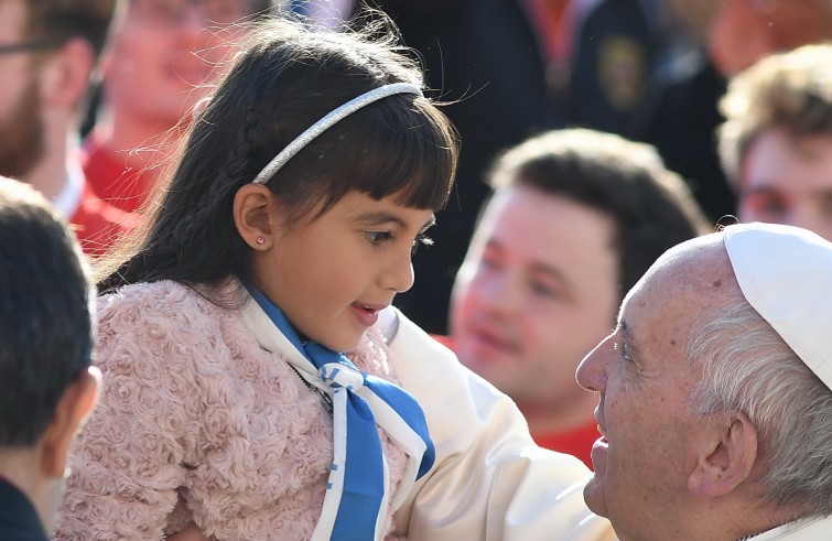 Piazza San Pietro, 19 ottobre 2016: Udienza generale Papa Francesco - Papa Francesco saluta bambina