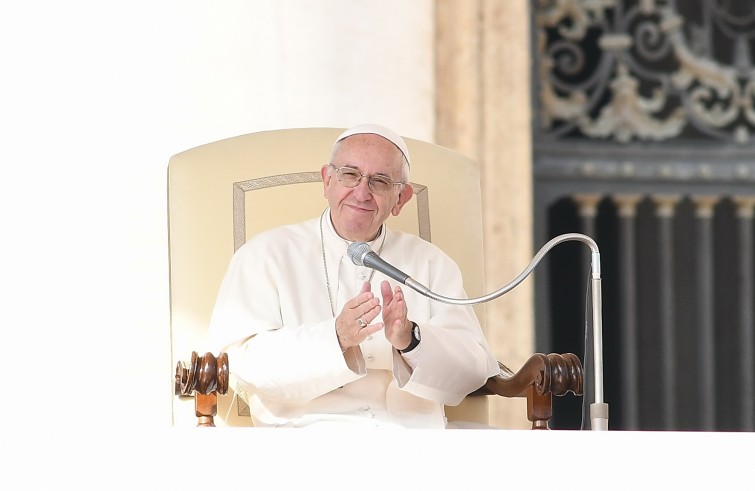 Piazza San Pietro, 19 ottobre 2016: Udienza generale Papa Francesco - Papa Francesco applaude