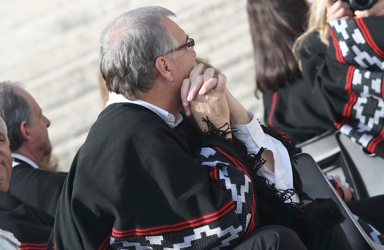 Piazza San Pietro, 19 ottobre 2016: Udienza generale Papa Francesco - fedeli con mani incrociate