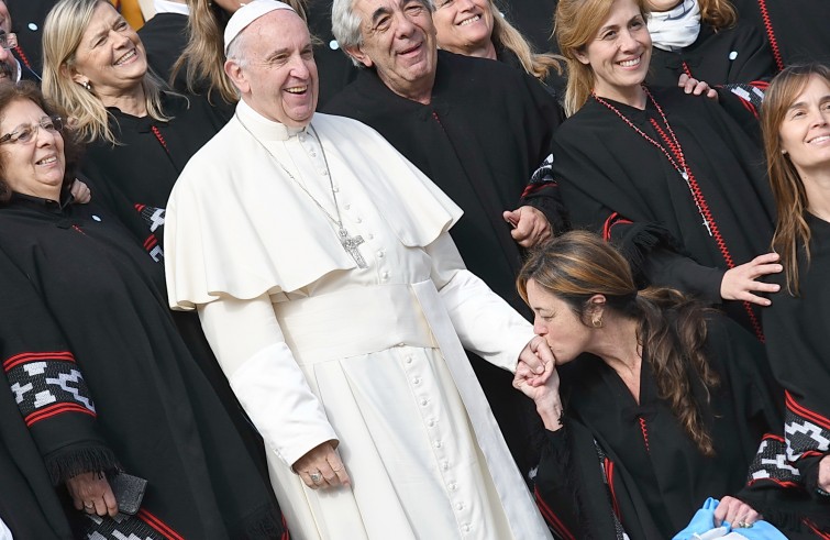 Piazza San Pietro, 19 ottobre 2016: Udienza generale Papa Francesco - Papa Francesco saluta gruppo da Argentina