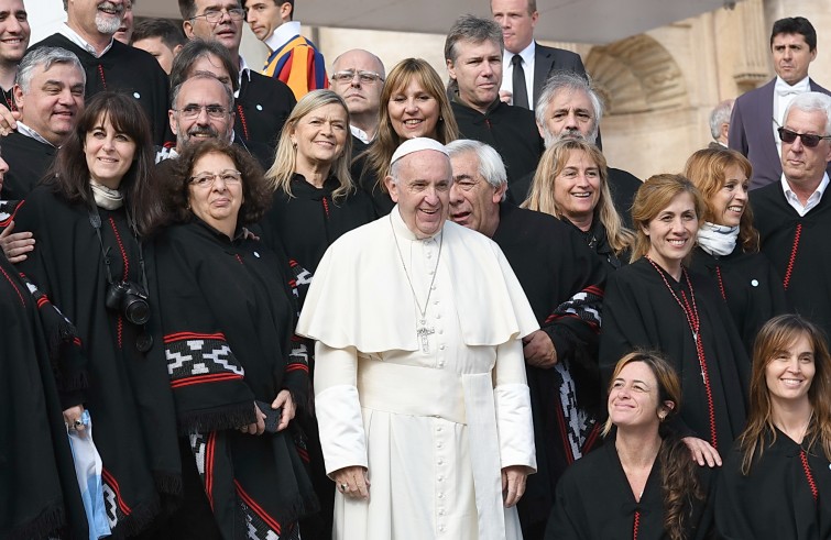 Piazza San Pietro, 19 ottobre 2016: Udienza generale Papa Francesco - Papa Francesco saluta gruppo da Argentina