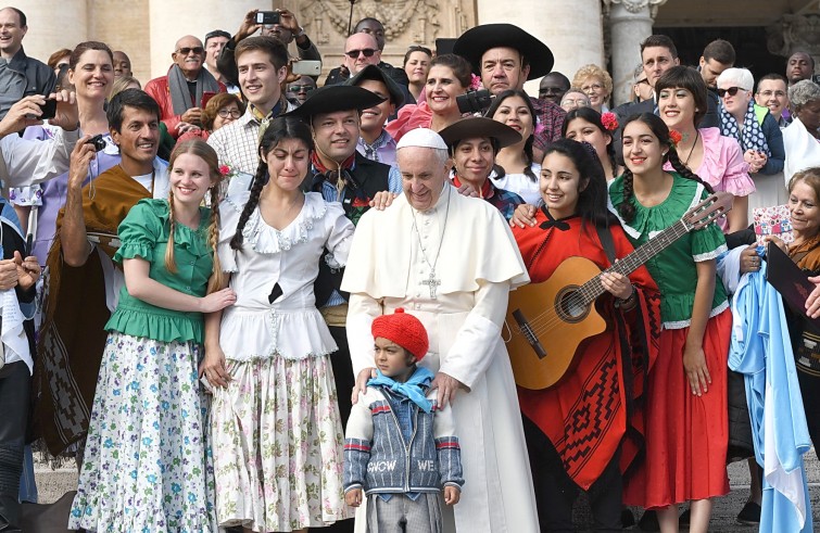 Piazza San Pietro, 19 ottobre 2016: Udienza generale Papa Francesco - Papa Francesco saluta gruppo da Argentina