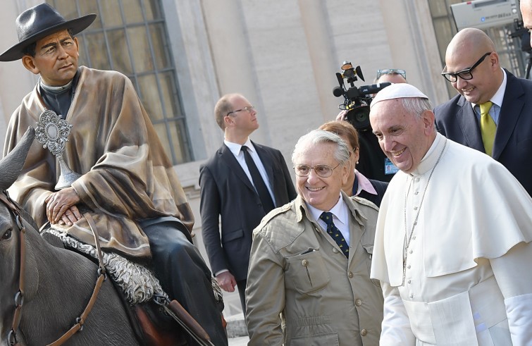 Piazza San Pietro, 19 ottobre 2016: Udienza generale Papa Francesco - Papa Francesco saluta realizzatore statua santo