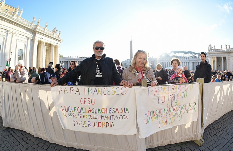 Piazza San Pietro, 19 ottobre 2016: Udienza generale Papa Francesco - moglie e marito con cartello