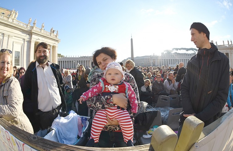 Piazza San Pietro, 19 ottobre 2016: Udienza generale Papa Francesco - mamam con bambina