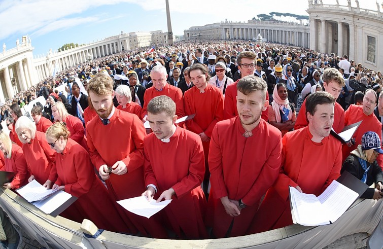 Piazza San Pietro, 19 ottobre 2016: Udienza generale Papa Francesco - coro in piazza