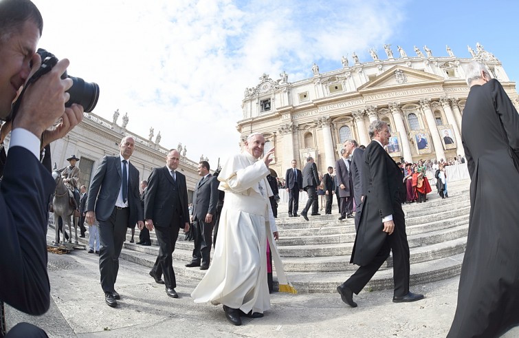 Piazza San Pietro, 19 ottobre 2016: Udienza generale Papa Francesco - Papa Francesco davanti a Basilica