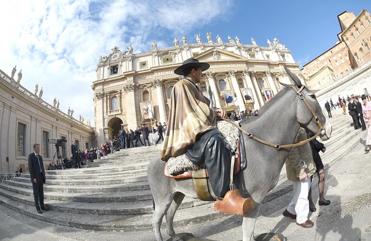 Piazza San Pietro, 19 ottobre 2016: Udienza generale Papa Francesco - statua santo