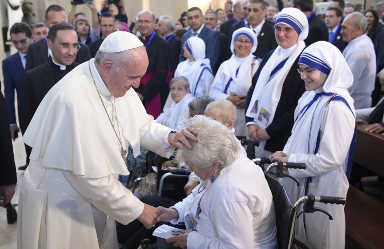 Papa Francesco nella chiesa dell’Immacolata nel Centro salesiano di Baku (2 ottobre 2016)