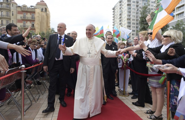 Papa Francesco nella chiesa dell’Immacolata nel Centro salesiano di Baku (2 ottobre 2016)