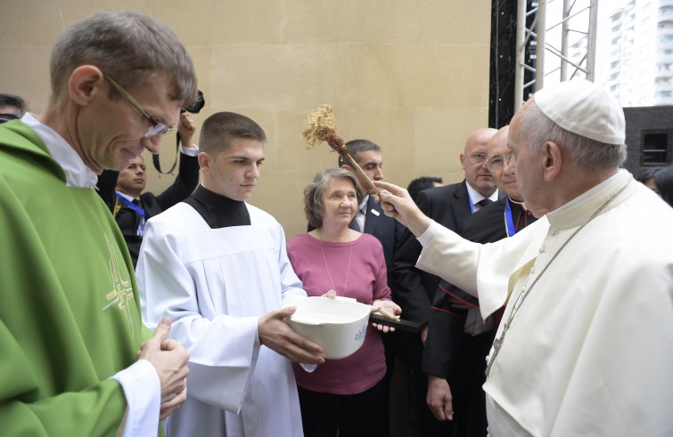 Papa Francesco nella chiesa dell’Immacolata nel Centro salesiano di Baku (2 ottobre 2016)