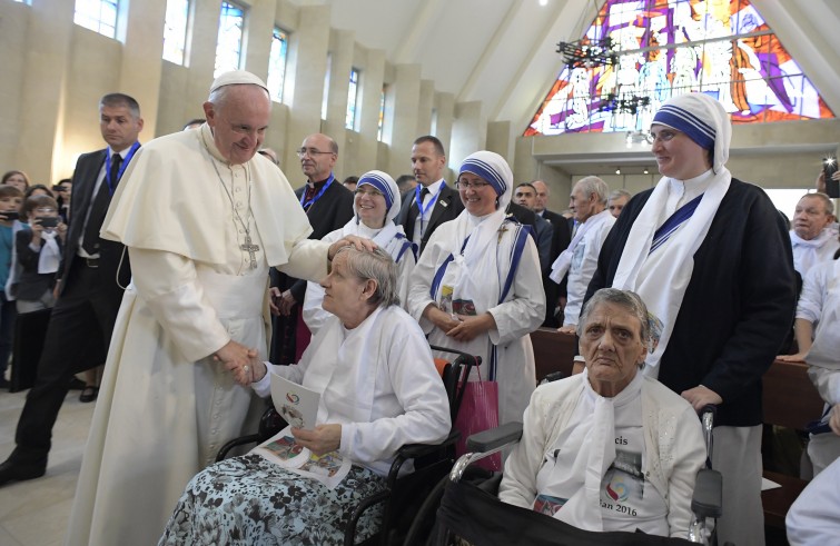 Papa Francesco nella chiesa dell’Immacolata nel Centro salesiano di Baku (2 ottobre 2016)