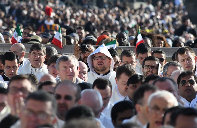 Vaticano, 20 novembre 2016: Papa Francesco celebra messa chiusura Porta Santa - frate con cappuccio