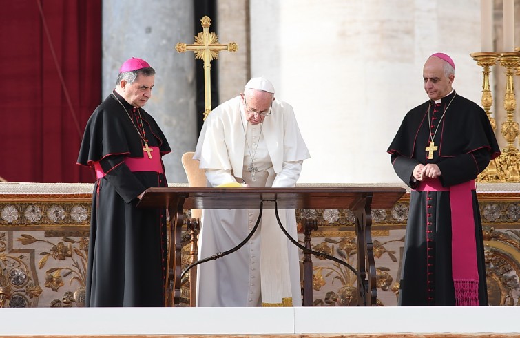 Vaticano, 20 novembre 2016: Papa Francesco celebra messa chiusura Porta Santa - papa firma documento, scrive