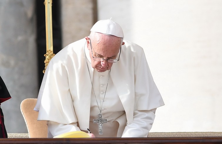 Vaticano, 20 novembre 2016: Papa Francesco celebra messa chiusura Porta Santa -papa firma documento, scrive