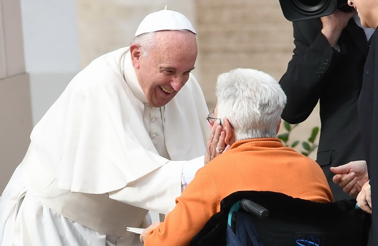 Vaticano, 20 novembre 2016: Papa Francesco celebra messa chiusura Porta Santa -papa saluta e accarezza anziana in carrozzina