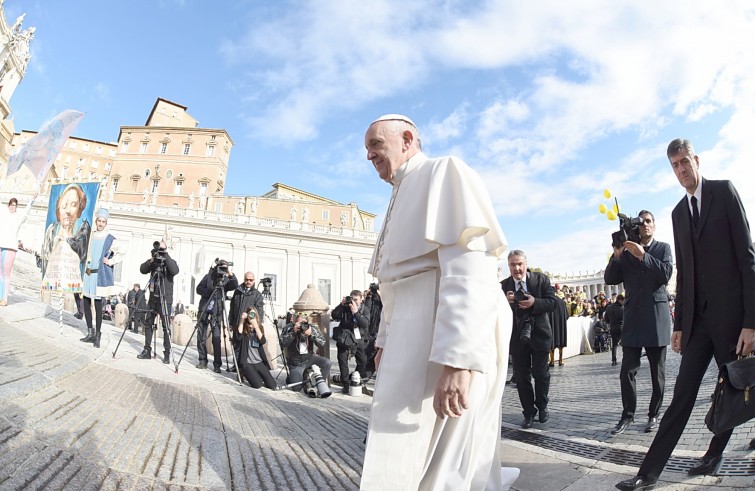 Piazza San Pietro, 12 novembre 2016: Udienza giubilare Papa Francesco - Papa Francesco sale verso Basilica San Pietro