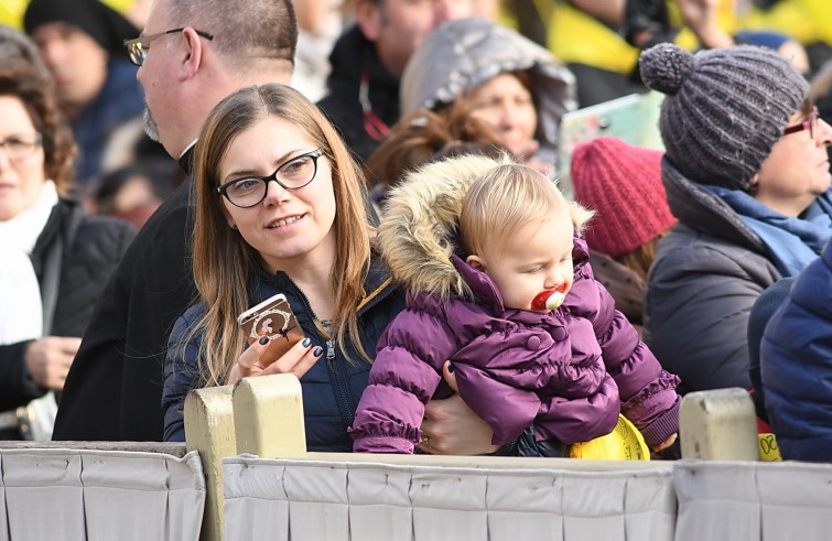 Piazza San Pietro, 12 novembre 2016: Udienza giubilare Papa Francesco - mamma con bambino