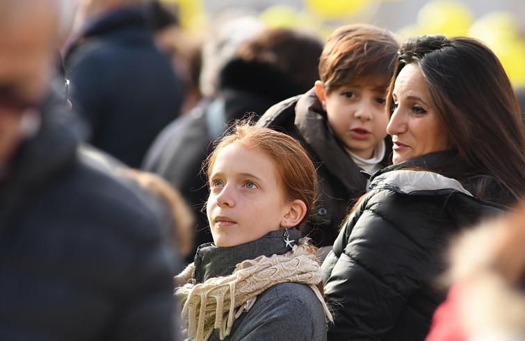 Piazza San Pietro, 12 novembre 2016: Udienza giubilare Papa Francesco - bambina con fratello e mamma