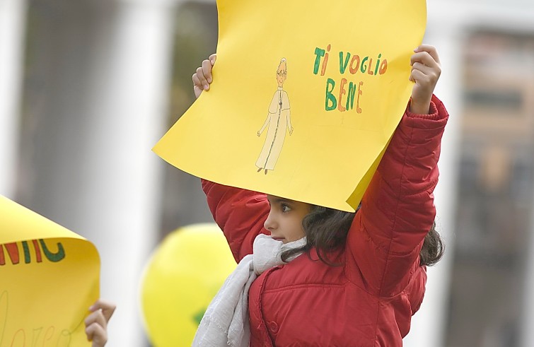 Piazza San Pietro, 12 novembre 2016: Udienza giubilare Papa Francesco - bambina con cartello dedicato a Papa Francesco