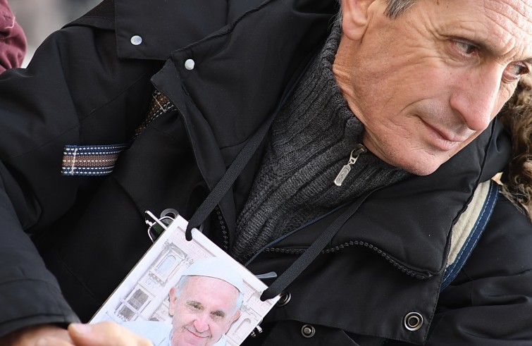 Piazza San Pietro, 12 novembre 2016: Udienza giubilare Papa Francesco - fedele con immagine Papa Francesco