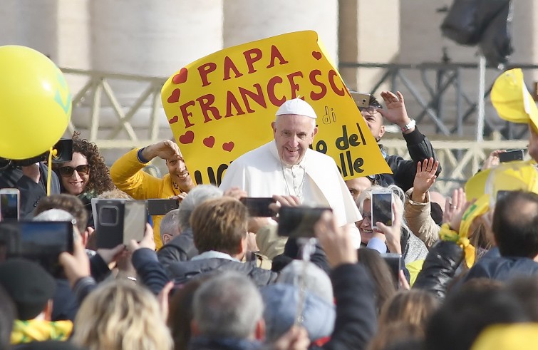 Piazza San Pietro, 12 novembre 2016: Udienza giubilare Papa Francesco - Papa Francesco con cartello