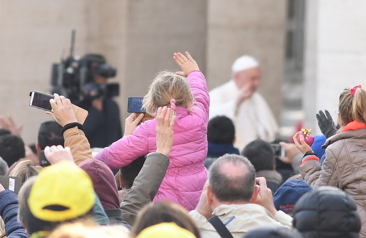 Piazza San Pietro, 12 novembre 2016: Udienza giubilare Papa Francesco - Bambina saluta Papa Francesco